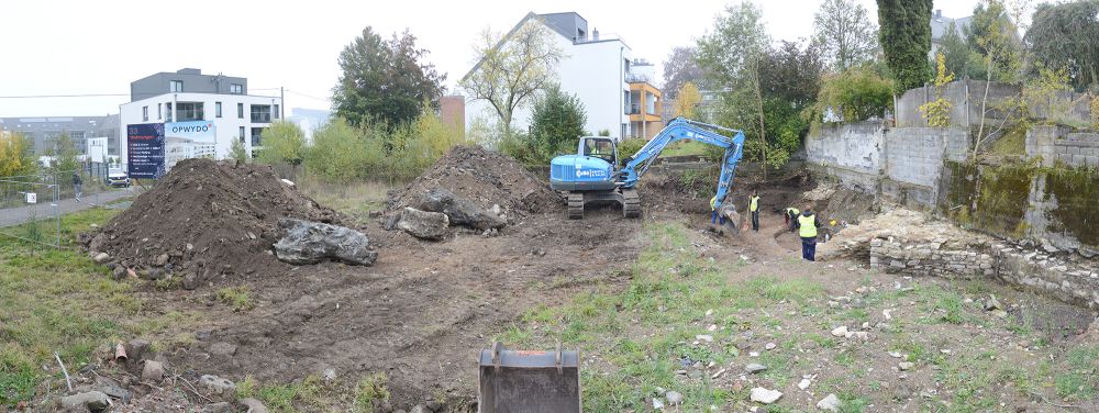 19.10.2020: Beginn der archäologischen Grabung am Gelände „An der Burg“ in St.Vith. Per Bagger wird der Schutt von den tiefer liegenden Mauerresten der Burg entfernt.