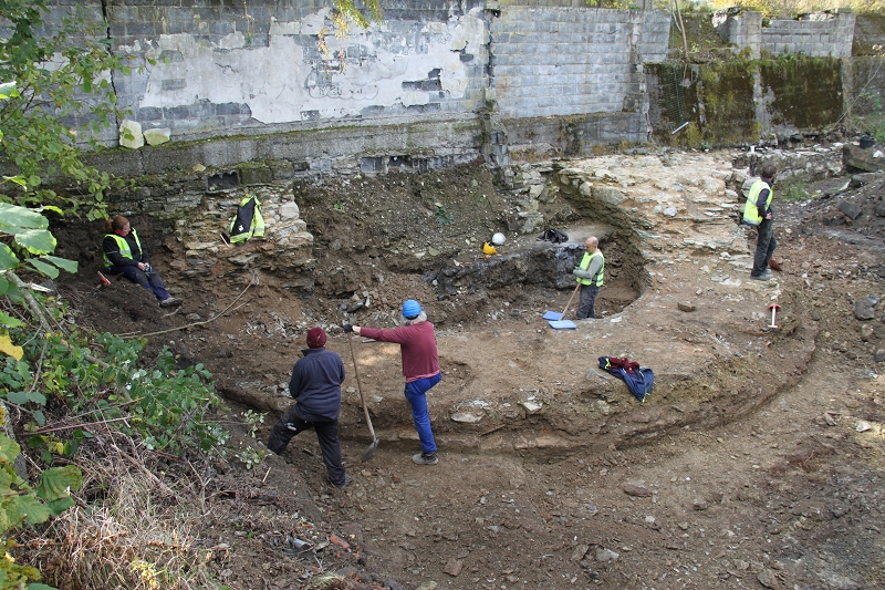 19.10.2020: Die Struktur der Außenmauer eines Turms wird erkennbar.