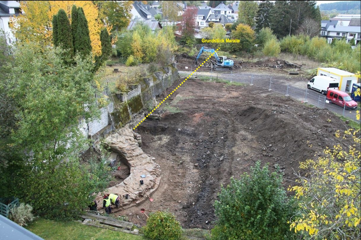 20.10.2020: Auf diesem Bild wird deutlich, wie die Mauer, ausgehend vom Turm, in Richtung Norden zum Grundstück V. Maraite verlaufzen könnte.