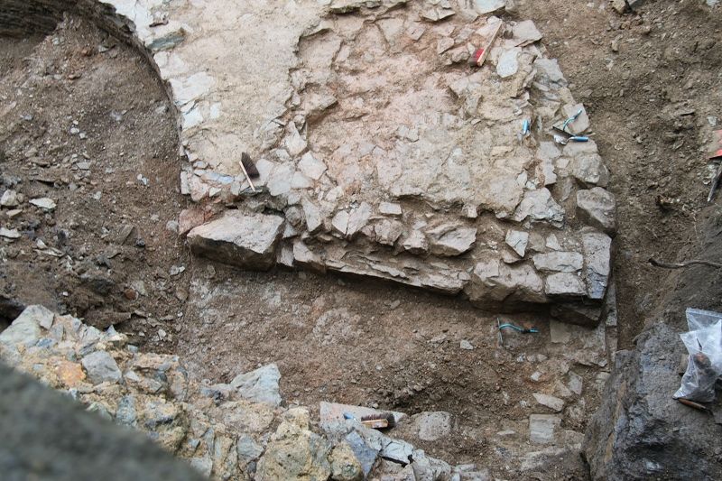 20.10.2020: Eine durchgehende Vertiefung in der Mauer des Turmes