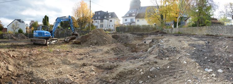 22.10.2020: Das Areal in Richtung des Grundstücks V. Maraite (abgegrenzt durch die Zementsteinmauer rechts) wurde geräumt. Dabei traten Mauerreste in Erscheinung (Bildmitte), die auch der Burg zugeordnet wurden.