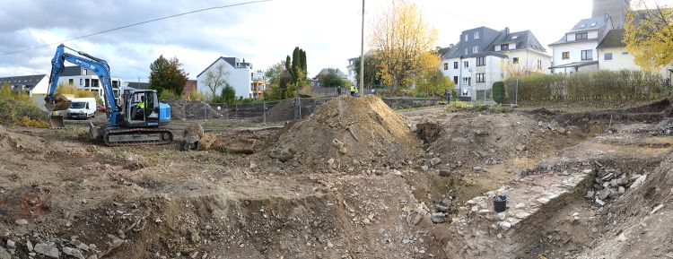 22.10.2020: Die freigelegten Mauerreste (rechts) tauchten unter dem Schutt auf.