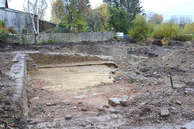 23.10.2020: Details der Mauerzüge: Der Maueransatz (links, Bildmitte) und ein Gewölbeansatz in der senkrecht dazu verlaufenden Mauer (Bildmitte). (Ansicht nach Nordwesten)