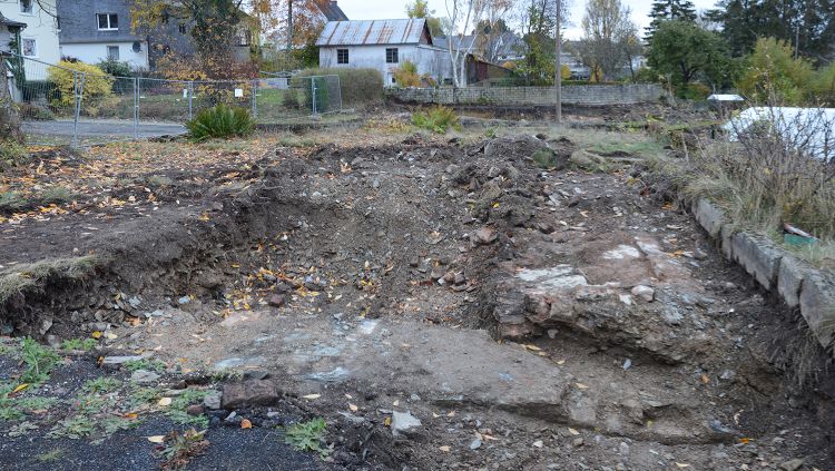 27.10.2020: Auch im linken Grabungsfeld, oberhalb der Waschbetonstützmauern des Baufachhandels Pip, tauchen Mauerreste auf.