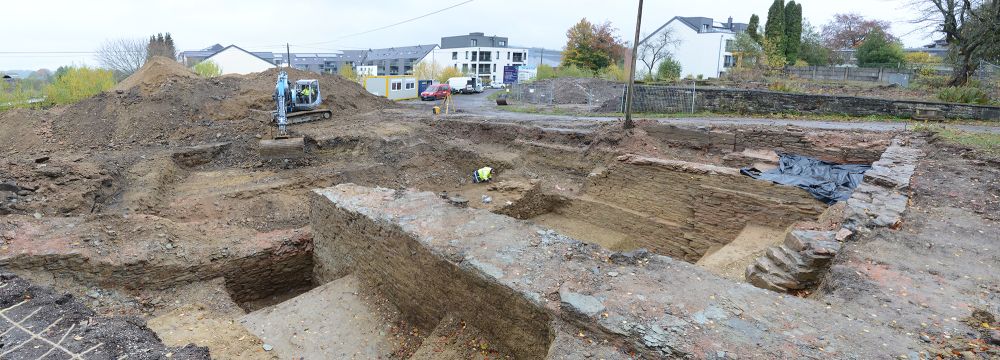 30.10.2020: Mauerreste verteilen sich über das gesamte nördliche Grabungsareal und erreichen bisweilen eine beachtliche Tiefe. (Blick in Richtung Triangel)