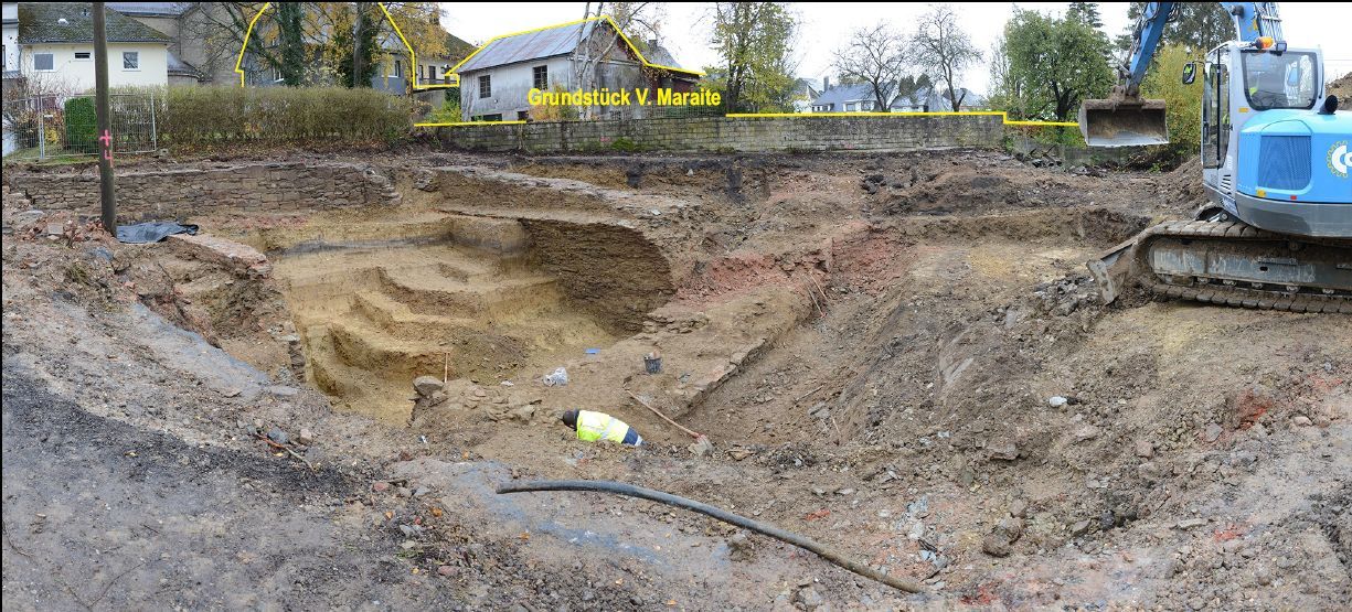 30.10.2020: Die Stufen im Erdreich dienen den Archäologen zum Abstieg in die Fundstelle. (Blick in Richtung Grundstück V. Maraite)
