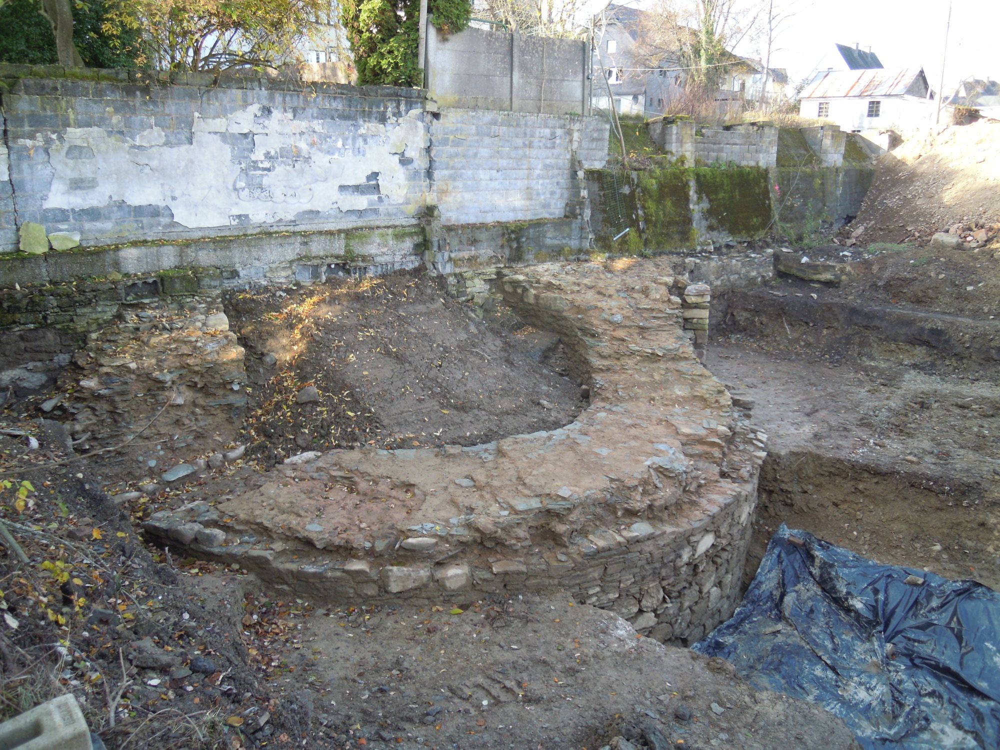 6.11.2020: Die Außenmauer des Turms im südlichen Grabungsfeld wurde bis auf Höhe des Wassergrabens freigelegt.