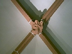Mittelalterlicher Engel an der Kirchendecke