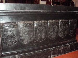 Kirche-Sarkophag-Wappen04-red