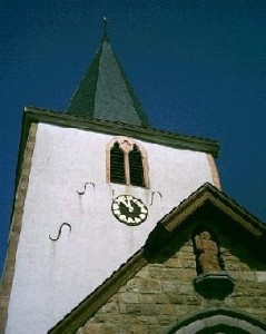 Der Kirchturm - im Vordergrund die Statue vom hl. Michaelis